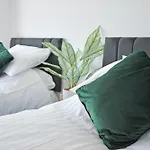 Potters Rest By Yourstays - 3 Bedroom House In Stoke-On-Trent